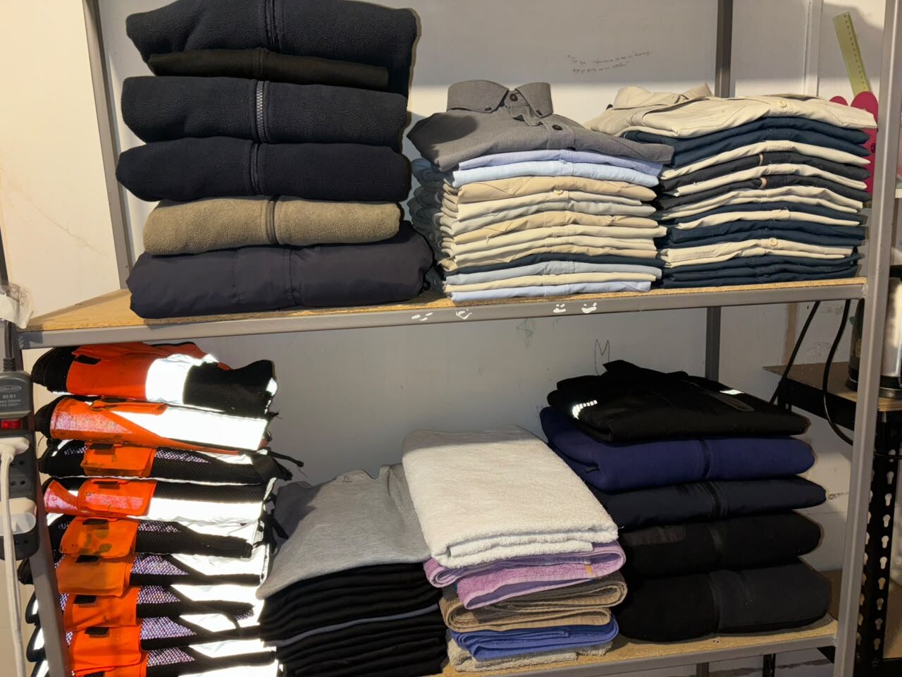 Ropa de trabajo clasificada para entrega